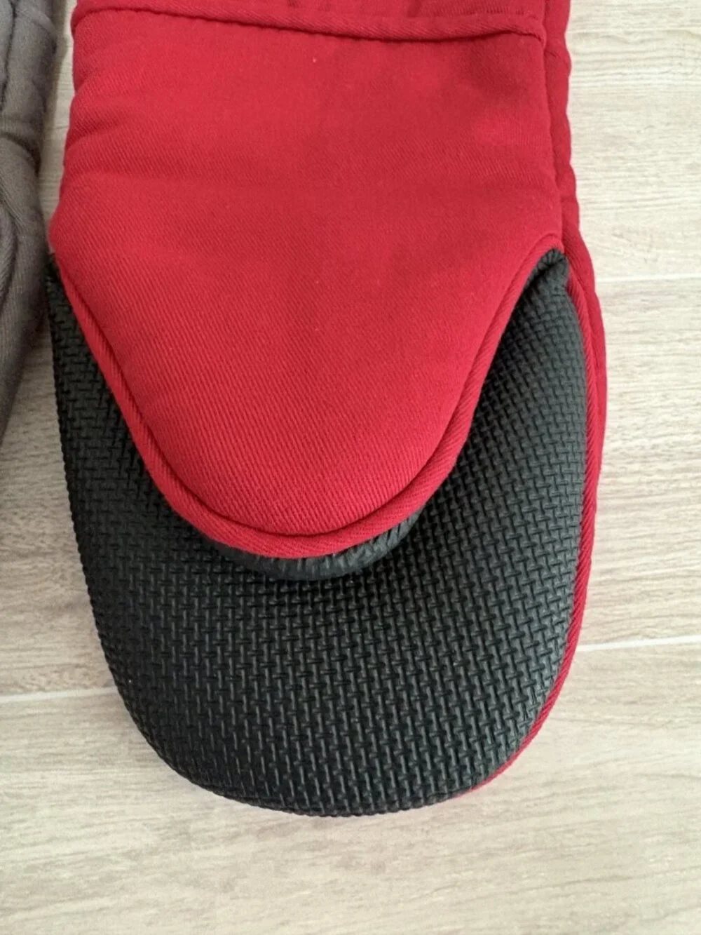 Kitchensmart Neoprene Red And Gray Easy Grip Oven Mitts Set Of 2